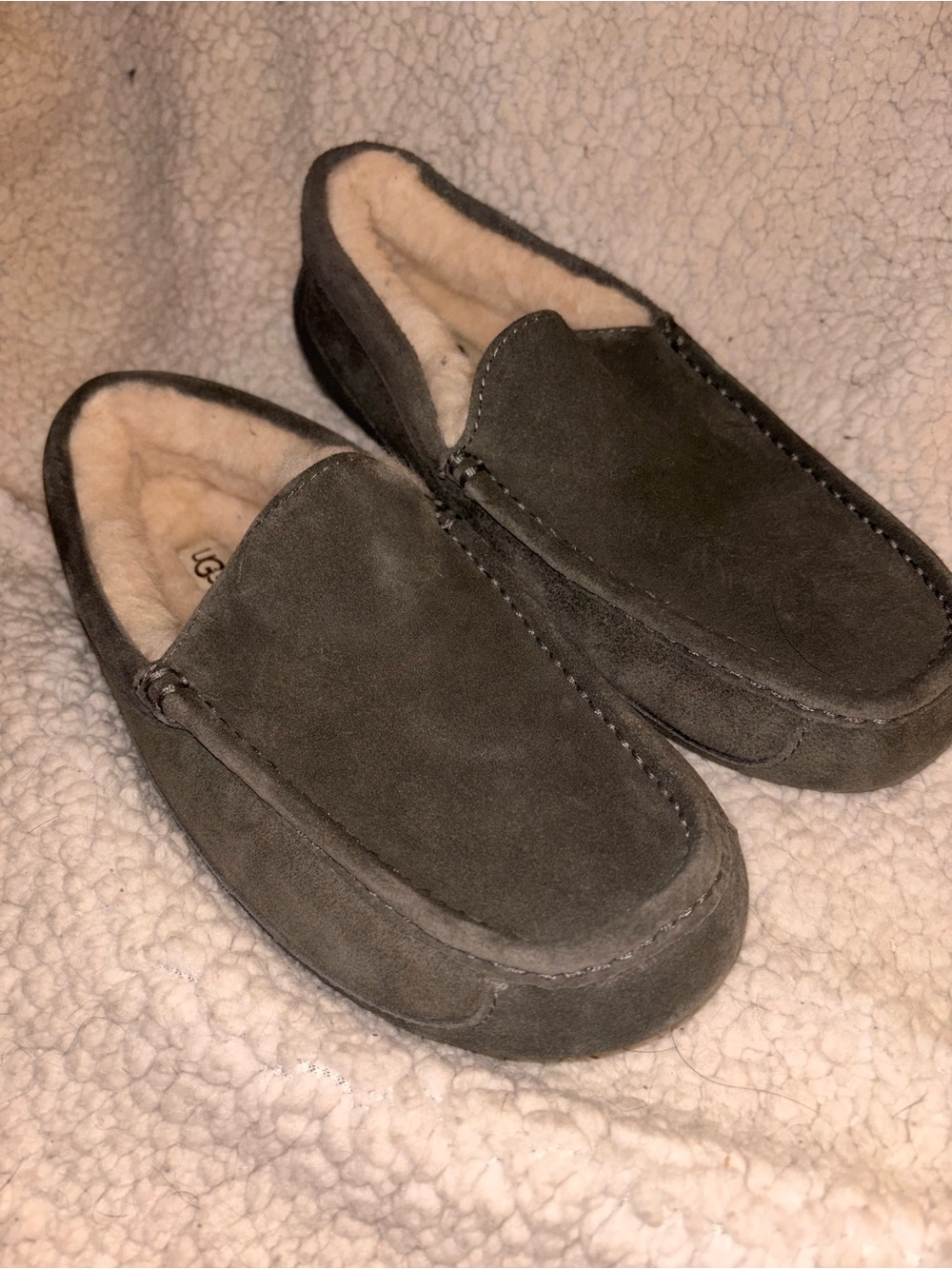 UGG Ascot Charcoal Gray Suede Wool Lined Moccasin Slippers Men’s Size 8 NWT
